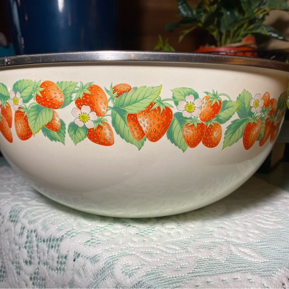 Vintage 11" & 8 1/2" Kobe
Kitchen Enamel Metal
Strawberry Bowls w/Lid set of 3 - Picture 4 of 9